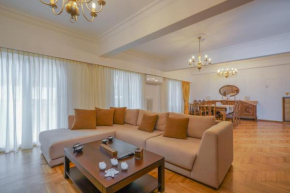 Bright And Spacious Apartment For 8 ppl